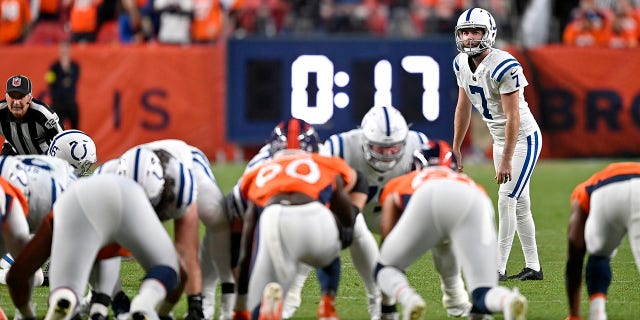 Indianapolis Colts #7 Chase McLaughlin lanza una canasta durante un juego contra los Denver Broncos en Empower Field At Mile High el 6 de octubre de 2022 en Denver, Colorado.