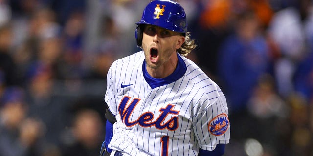 Jeff McNeil # 1 de los Mets de Nueva York conecta una llave de dos carreras en la séptima entrada contra los Padres de San Diego en el Juego 2 de la Serie Wild Card en Citi Field el 8 de octubre de 2022 en la ciudad de Nueva York.