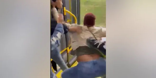 Transeúnte preocupado graba a un grupo de personas echando a una mujer de un autobús en Washington, DC.