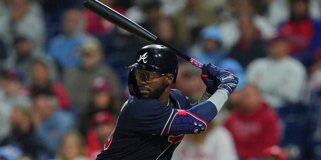 Michael Harris II de los Bravos de Atlanta batea contra los Filis de Filadelfia el 23 de septiembre de 2022 en el Citizens Bank Park de Filadelfia.