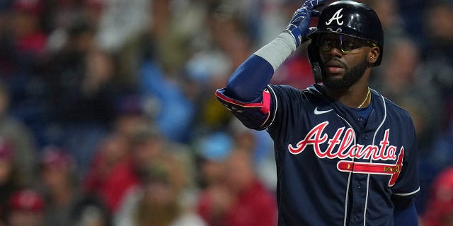 Michael Harris II de los Bravos de Atlanta mira contra los Filis de Filadelfia el 23 de septiembre de 2022 en el Citizens Bank Park de Filadelfia.