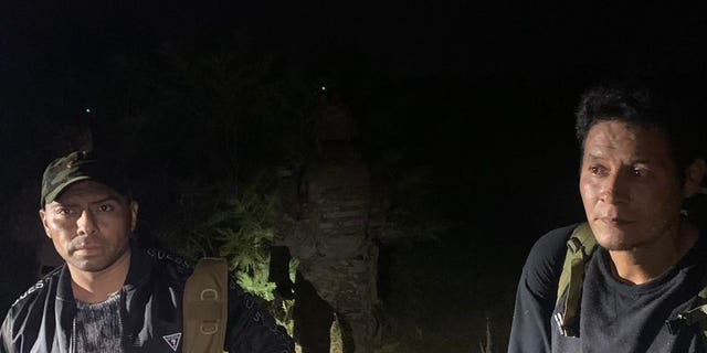 Dos inmigrantes fueron arrestados en un rancho privado en el condado de Maverick, Texas, el domingo. 