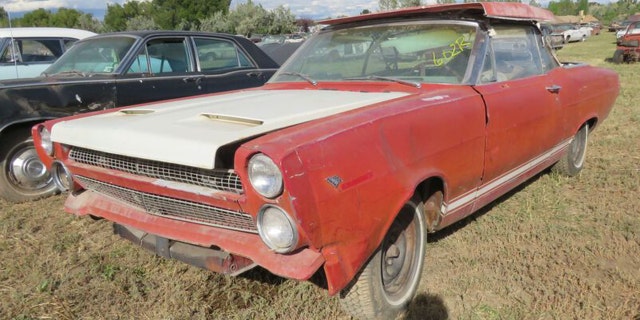 Este convertible Mercury Comet Cyclone de 1966 es posiblemente una de las réplicas de autos de carreras conmemorativas de la Indy 500 de 1966.