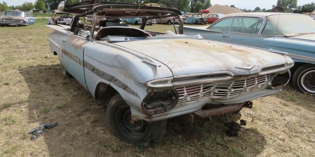 Este Chevrolet Impala convertible de 1959, sin motor ni transmisión, podría valer más de 0,000 si se restaura por completo.