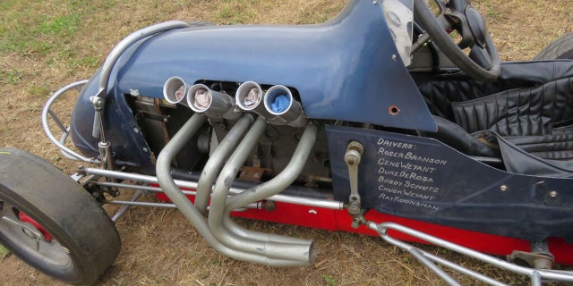 Los nombres de los pilotos que compitieron en este coche de carreras enano antiguo todavía están pintados en él.