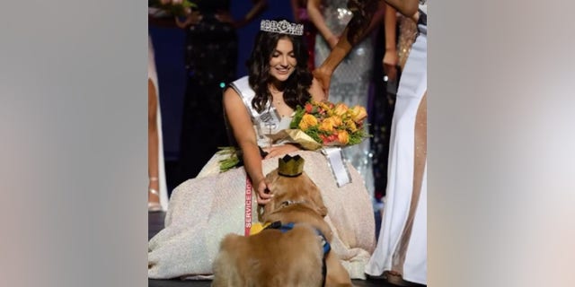 Alison Appleby admira la tiara a juego de Brady después de que fuera nombrada la nueva Miss Dallas Teen el 9 de octubre de 2022.