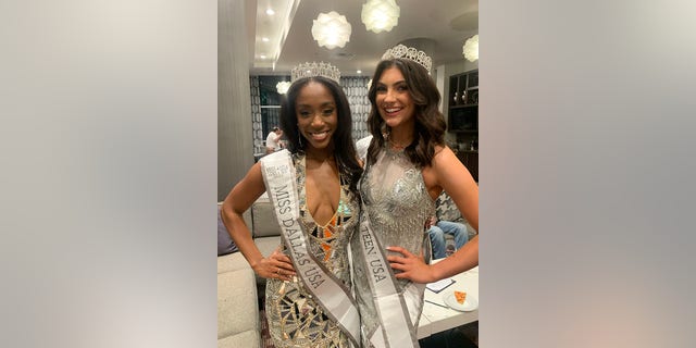 Miss Dallas Ronesha Peterson, a la izquierda, y la adolescente de Miss Dallas, Alison Appleby, en el certamen de Miss Dallas 2022 el 9 de octubre de 2022.