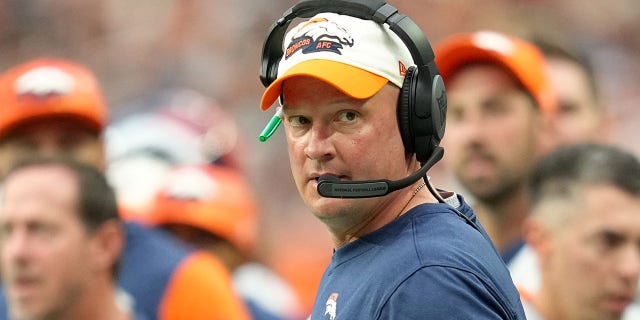 Trainer Nathaniel Hackett von den Denver Broncos schaut am 02. Oktober 2022 im Allegiant Stadium in Las Vegas, Nevada, im zweiten Viertel gegen die Las Vegas Raiders zu. 