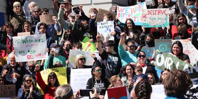 Indios americanos protestando contra las escuelas en Maine