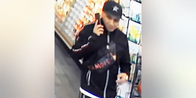 Los sospechosos del robo de $17,000 supuestamente visitaron una tienda de conveniencia.