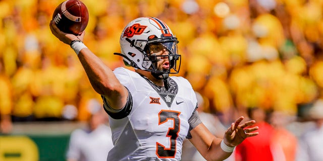 Oklahoma State quarterback Spencer Sanders takes down the field during the first half of a game against Baylor in Waco, Texas, Saturday, Oct. 1, 2022. 