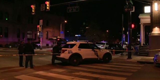 La policía dijo que al menos seis mujeres recibieron disparos afuera del club nocturno Trilogy en Filadelfia el domingo temprano.