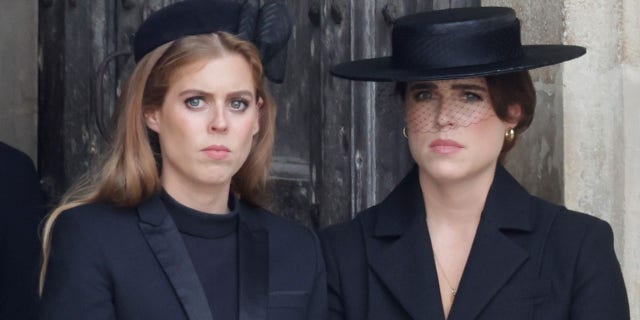 Prinsesse Beatrice (til venstre) og prinsesse Eugenie kan miste sine kongelige titler for sin far, prins Andrews handlinger. Kvinnene ble sett i dronning Elizabeths begravelse i september.