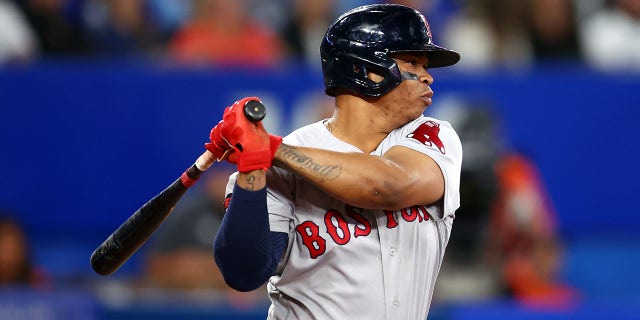 Rafael Devers #11 de los Medias Rojas de Boston bate contra los Azulejos de Toronto en el Rogers Centre el 30 de septiembre de 2022 en Toronto, Ontario, Canadá. 