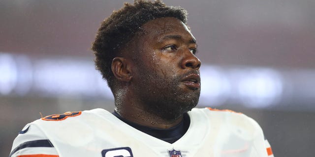 Roquan Smith # 58 do Chicago Bears se estende antes de um jogo de futebol da NFL contra o New England Patriots no Gillette Stadium em 24 de outubro de 2022 em Foxborough, Massachusetts.