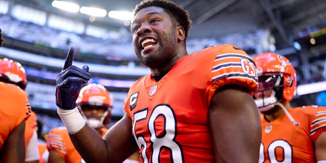 Roquan Smith #58 of the Chicago Bears speaks to his team before kickoff against the Dallas Cowboys at AT&amp;T Stadium on Oct. 30, 2022 in Arlington, Texas.