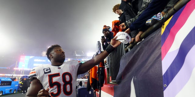 Roquan Smith # 58 do Chicago Bears dá autógrafos para os fãs depois de derrotar o New England Patriots por 33-14 no Gillette Stadium em 24 de outubro de 2022 em Foxborough, Massachusetts.