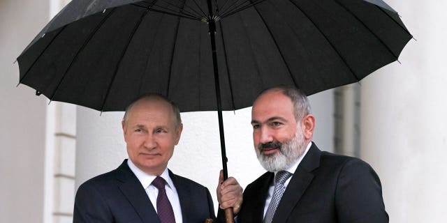 Russian President Vladimir Putin (left) and Armenian Prime Minister Nikol Pashinyan (right) meet in Russia on October 31, 2022 to discuss a possible peace treaty between Armenia and Azerbaijan.