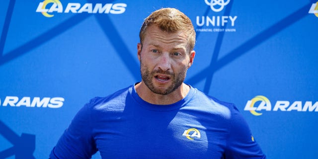 El entrenador en jefe de Los Angeles Rams, Sean McVay, habla con los medios de comunicación durante el campamento de entrenamiento en la Universidad de California Irvine el 29 de julio de 2022 en Irvine, California. 