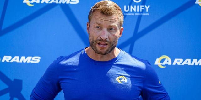 El entrenador en jefe de Los Angeles Rams, Sean McVay, habla con los medios de comunicación durante el campamento de entrenamiento en la Universidad de California Irvine el 29 de julio de 2022 en Irvine, California. 