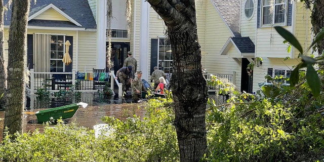 İtfaiyeciler ve Florida Ulusal Muhafızları, su basmış bölgelerde mahsur kalan sakinlerin tahliyesine yardımcı olmak için Cumartesi günü Florida, Cenevre'deki evlere müdahale etti.