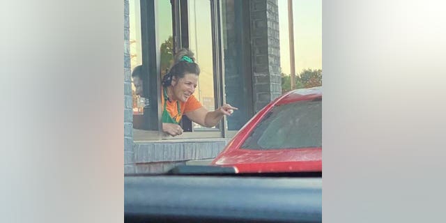 Tanya Hinsley dijo que tomó una foto justo después de que el barista de Starbucks orara con un cliente.
