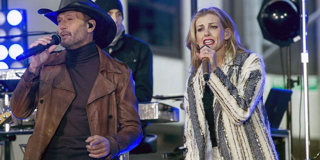 Tim McGraw and Faith Hill performing together