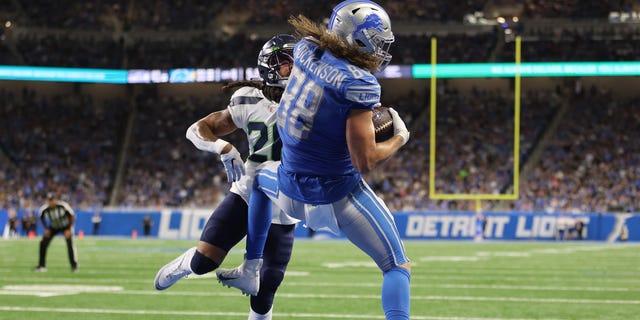 T.J. Hockenson #88 of the Detroit Lions catches the ball for a touchdown during the fourth quarter of the game against the Seattle Seahawks at Ford Field on October 02, 2022 in Detroit, Michigan.