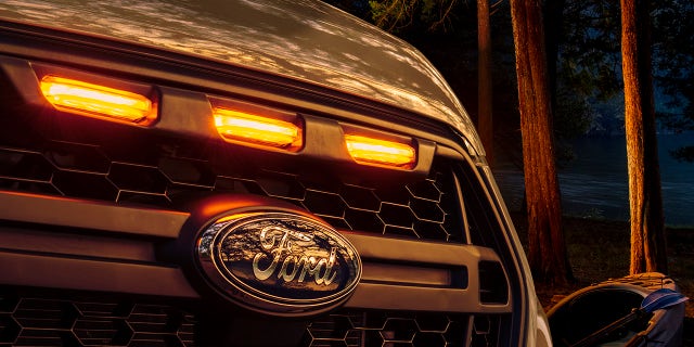 Three amber lights are similar to those on the Ford F-150 Raptor pickup.