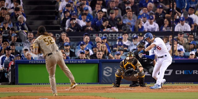 Trey Turner z Los Angeles Dodgers dosiahol double počas tretej zmeny série National League Division Series proti San Diego Padres 11. októbra 2022 v Los Angeles v Kalifornii.