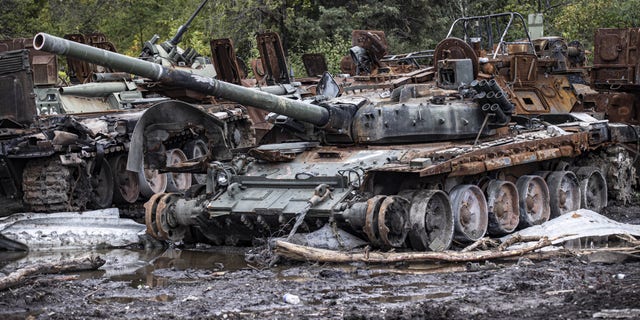 Zniszczone rosyjskie pojazdy opancerzone porzucone przez siły rosyjskie w Izium w Charkowie na Ukrainie 2 października 2022 r.  (Zdjęcie autorstwa Metin Aktas/Anadolu Agency za pośrednictwem Getty Images)
