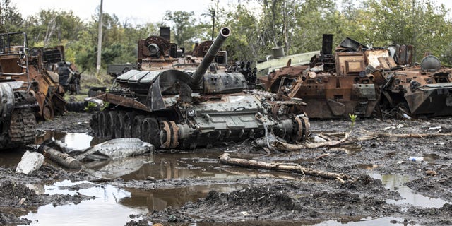 Vehículos blindados rusos destruidos dejados por las fuerzas rusas en Izium, Kharkiv, Ucrania, el 2 de octubre de 2022. 