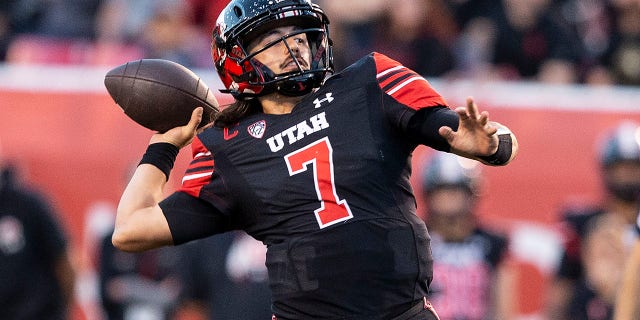 Cameron Rising # 7 des Utah Utes lance une passe contre les USC Trojans pendant la première moitié de leur match le 15 octobre 2022 Rice-Eccles Stadium à Salt Lake City Utah. 