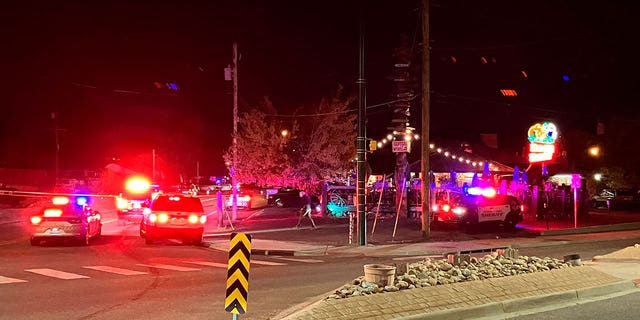پلیس ها در 9 اکتبر 2022 به یک حمله مرگبار خودرو در گلدن، کلرادو می رسند. 