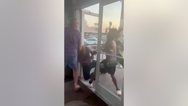 Food fight over chocolate bars at Texas Hooters results in arrests: See the video Food fight over chocolate bars at Texas Hooters results in arrests: See the video