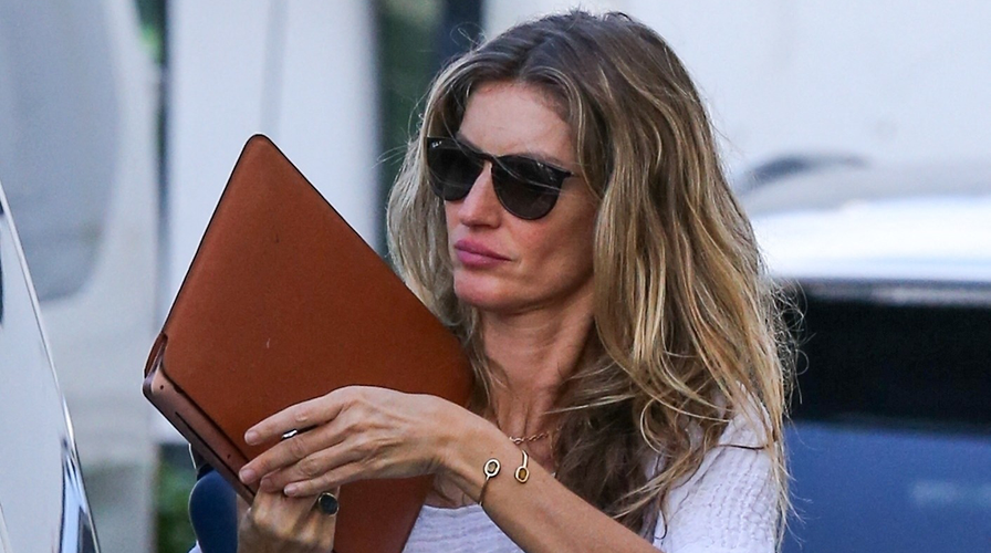  Tom Brady Was Seen Without A Wedding Band Amid Divorce Rumors Surrounding Gisele Bündchen.