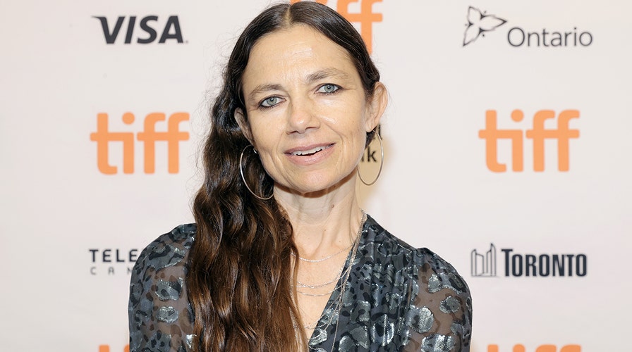 Justine Bateman calls plastic surgery industry a marketing ploy