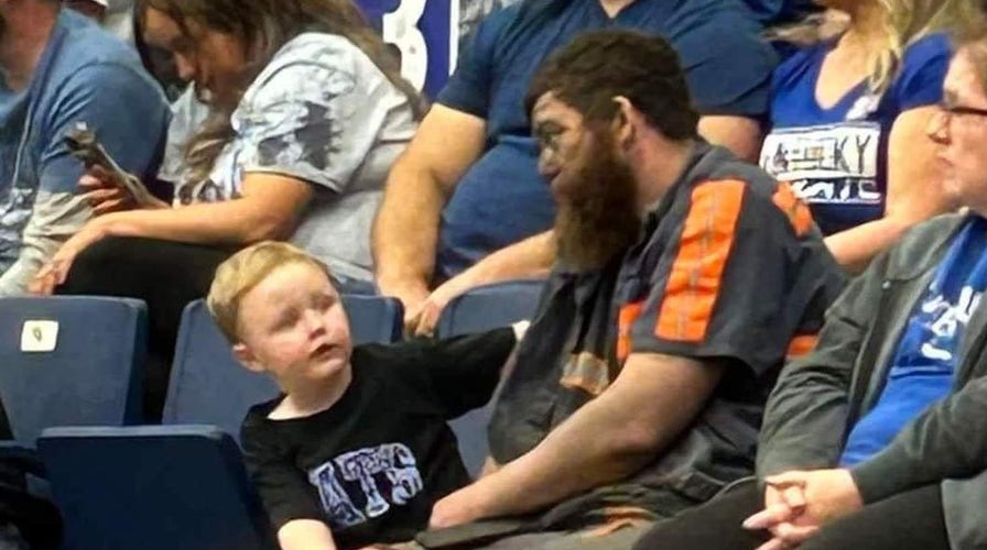 Photo of coal miner and son at Kentucky basketball game goes viral