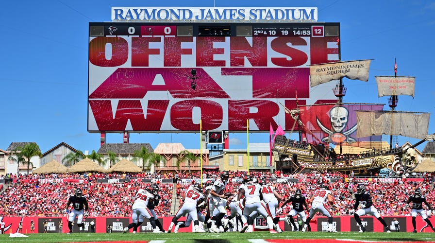 Buccaneers security tackles young intruder during game vs. Falcons