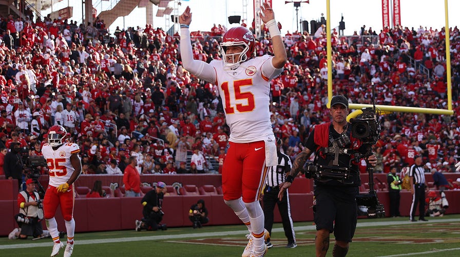 Patrick Mahomes Throws for 423 Yards in a Big Win vs. 49ers! 