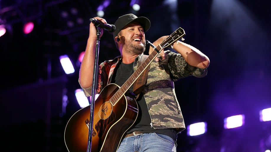 Luke Bryan performing