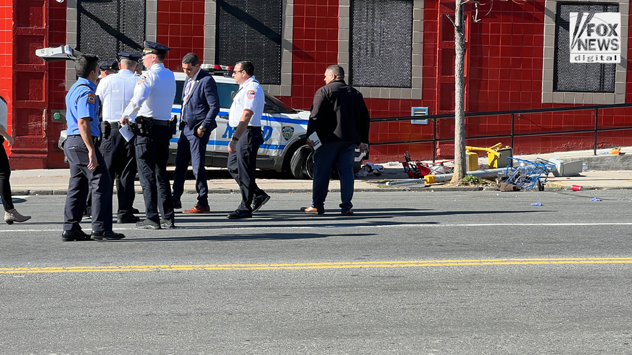 Police on scene of NYPD car crash