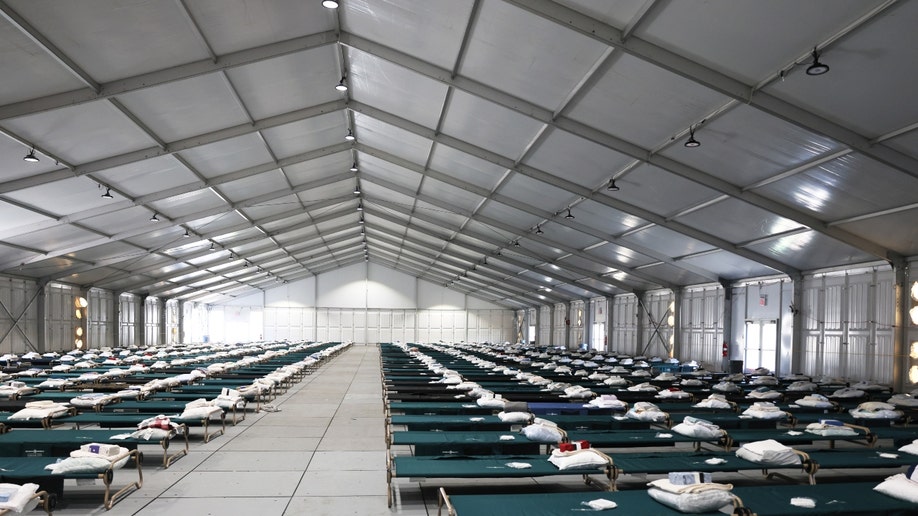 First Migrants In NYC Arrive At Tent Shelter With 500 Beds, Big-screen ...