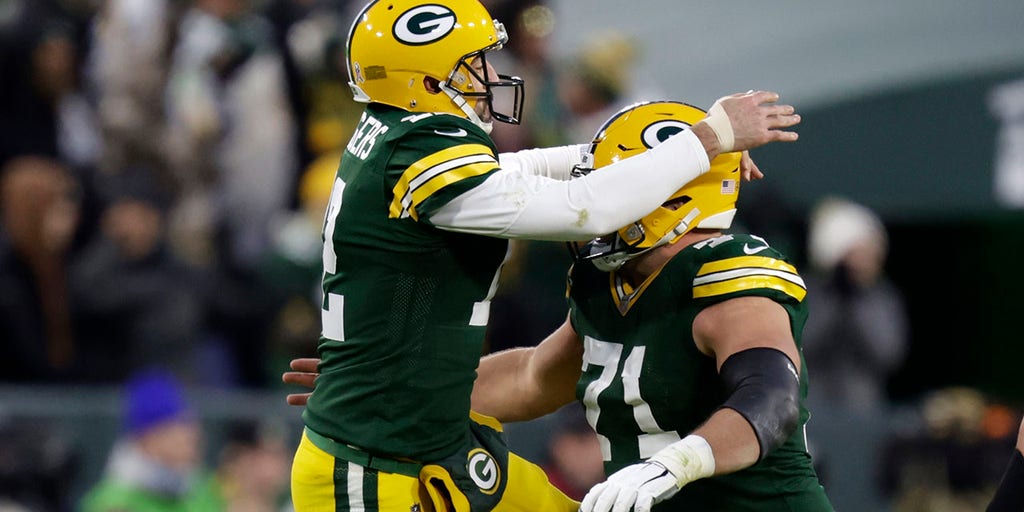 Rodgers' perfect 21-yard pass to Watson moves chains on fourth-and