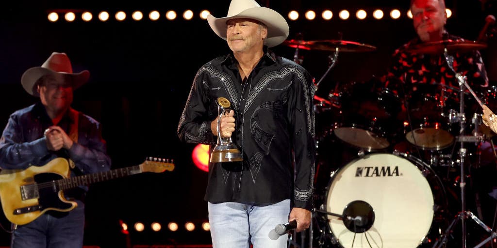 Alan Jackson receives CMAs lifetime achievement award, thanks wife of 42 years: 'Lived the American dream' - Vimarsana News