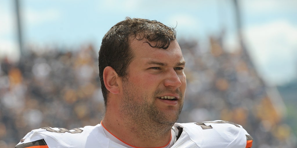 Look: Joe Thomas' Old Comment On Jeff Saturday Is Going Viral