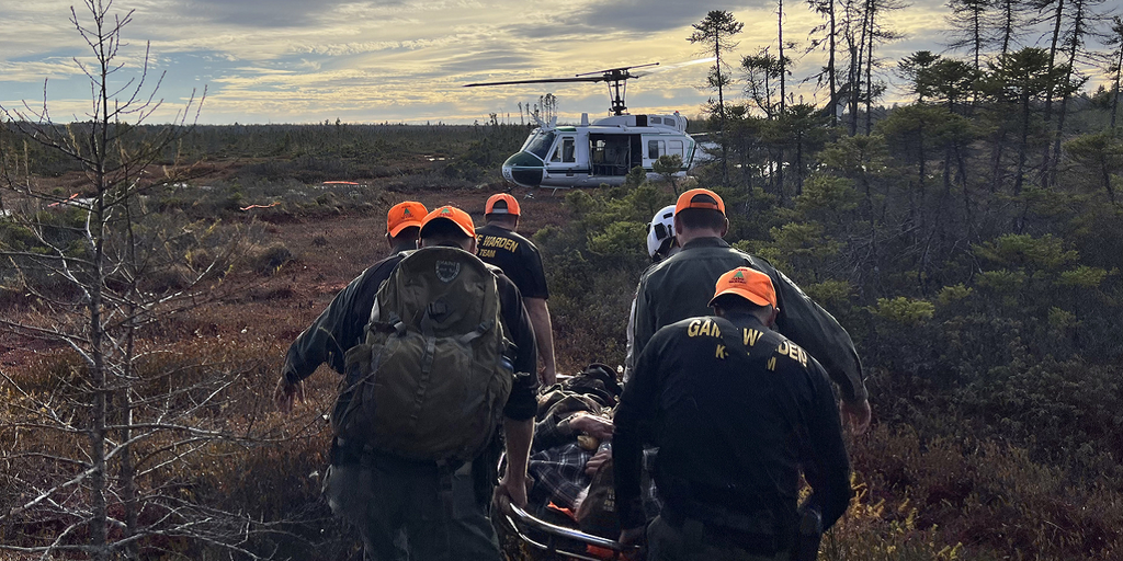 Photo shows dramatic rescue in Maine after man, 74, spent nearly 30 hours lost in woods - Vimarsana News