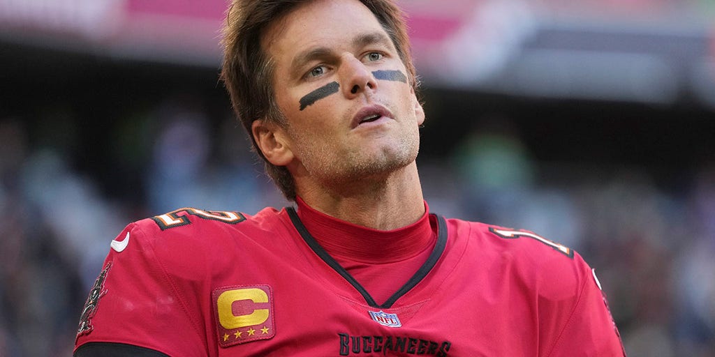 Watch: Bucs' Tom Brady Fails to Draw Penalty Flag Despite Elaborate Flop -  Sports Illustrated