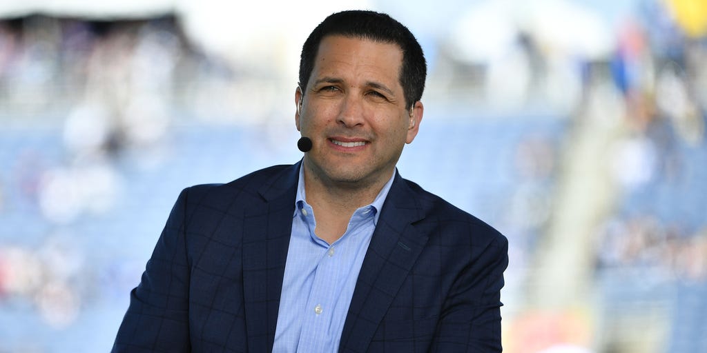 Internet lights up Adam Schefter after cringey, shirtless dance on MNF