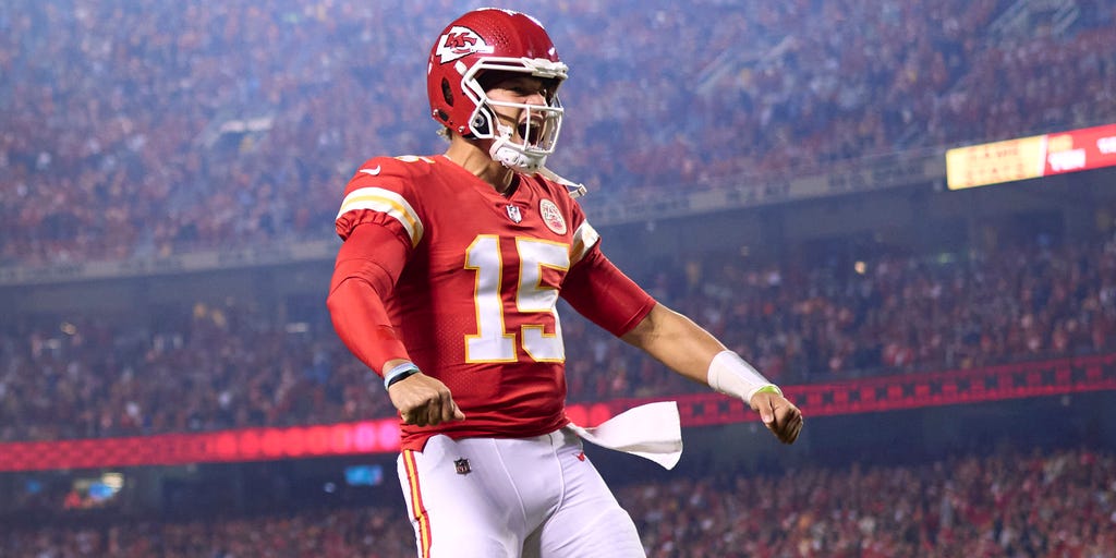 Chiefs QB Patrick Mahomes holds off Titans defense to force OT in